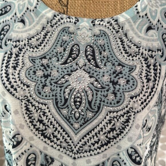 NWT World Unity printed blue short sleeve top – size M - Picture 2 of 8